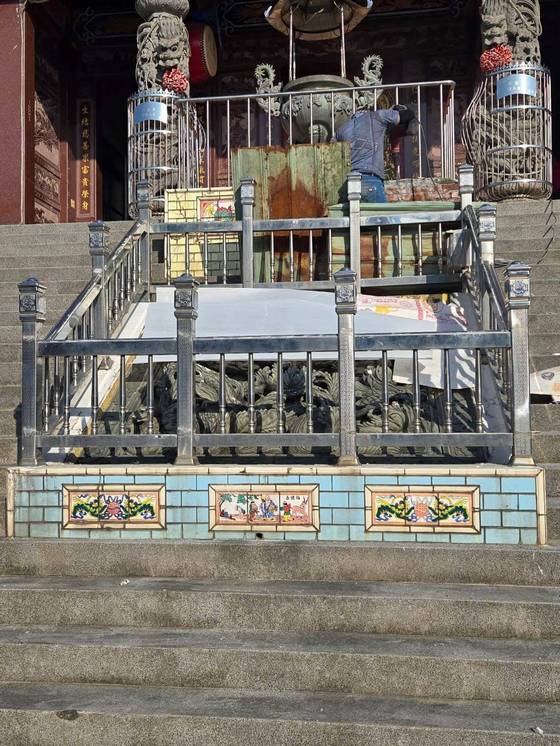 高雄貼磁磚-高雄廟宇舊磁磚打除工程 修補牆面 貼磁磚