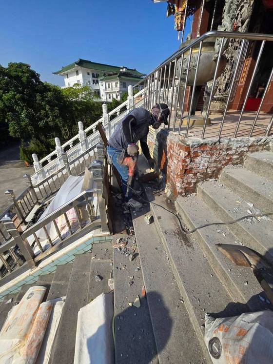 高雄貼磁磚-高雄廟宇舊磁磚打除工程 修補牆面 貼磁磚