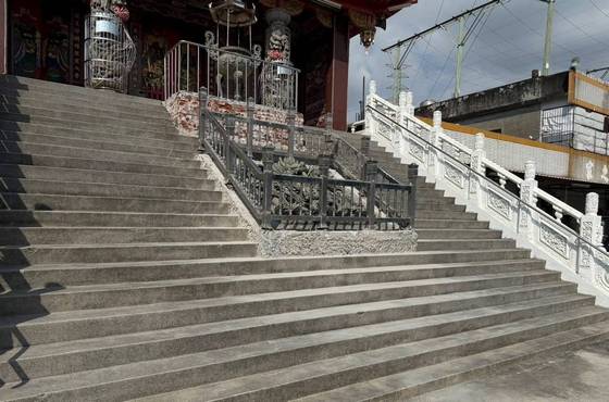 高雄貼磁磚-高雄廟宇舊磁磚打除工程 修補牆面 貼磁磚