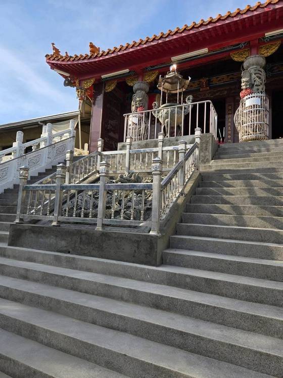 高雄貼磁磚-高雄廟宇舊磁磚打除工程 修補牆面 貼磁磚