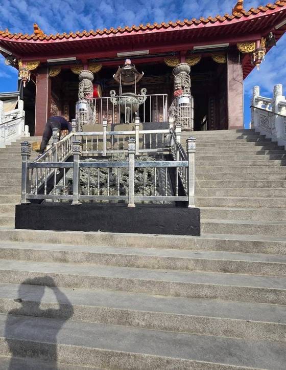 高雄貼磁磚-高雄廟宇舊磁磚打除工程 修補牆面 貼磁磚